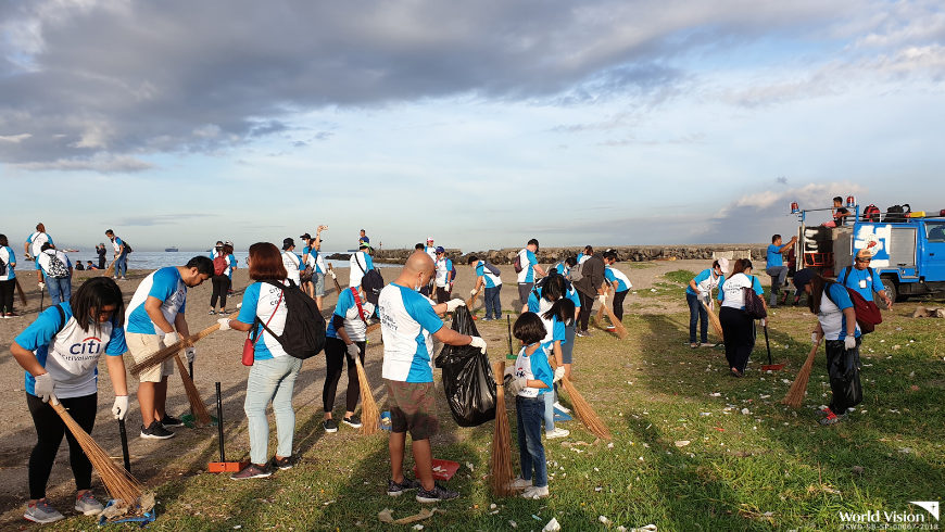 Volunteers gather for World Oceans Day